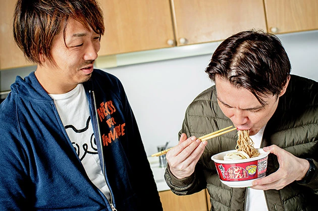 （５）激ウマ！　松茸の香りが浸透したかまぼこはもはや完全に松茸そのもの。鴨だしつゆと麺との相性も抜群だ。食べながらスープに松茸エッセンスを数滴垂らすとさらに松茸感がアップする