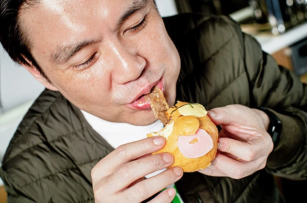 (5)食べる! 裏面の穴を少し気にしながらも、悪魔超人になってキン肉マンのマスクをはぎ取るつもりで思いっ切り噛みちぎろう。カーカカカ! キン肉マンよ、40周年おめでとう!!