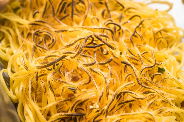 (4)こんがり 「これはやりすぎだろう」と思うレベルまで炙っても大丈夫。表面がカリカリになっても内部はもっちり。この食感は通常のカップ麺では絶対に味わうことができない