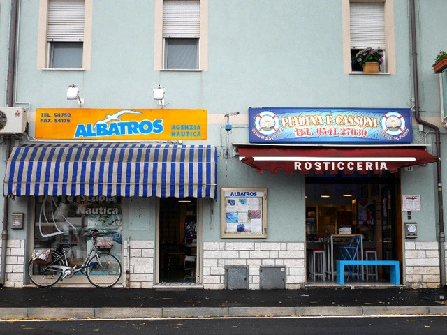 ローカルにオススメされたピアディーナ店（右）