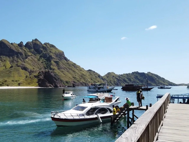 パダール島に到着！　さっそく広角レンズが海ポチャ！