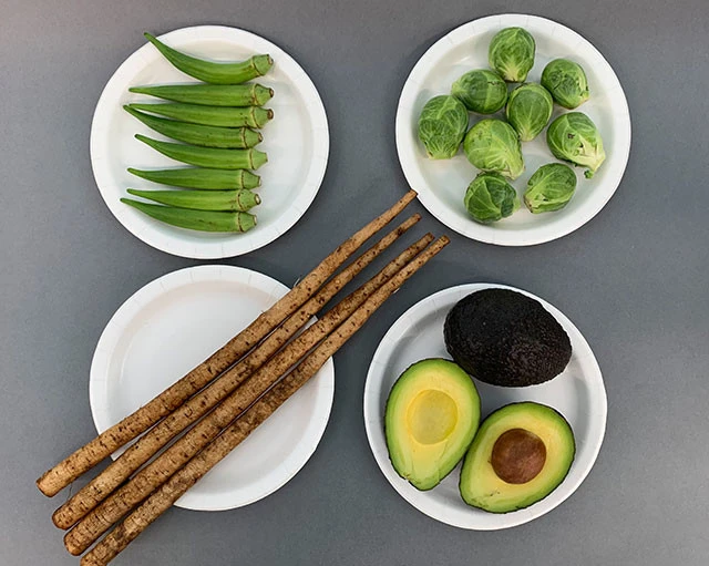 水溶性食物繊維を多く含む食品。オクラ、芽キャベツ、ゴボウ、アボカド、コンブ、ワカメ、干ししいたけ、ナメコなど