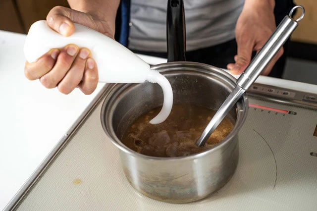 ラードで追いアブラ! アブラを増すには背脂を使用できればベストだが、簡単には用意できないのでラードで代用。アツアツのスープにチューブでひと絞りするだけでスープがこってりギトギトに!