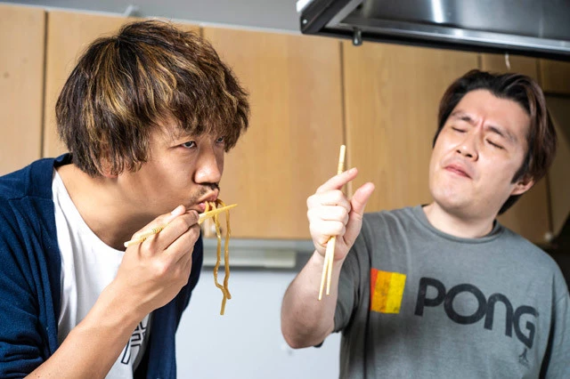 問題は麺だった!! スープの完全再現には成功したが、やはり最大の問題は麺。太さは二郎を彷彿とさせるが、コンビニ弁当という特性上どうしてもコシが弱く、ツルツルの食感も、これじゃない!