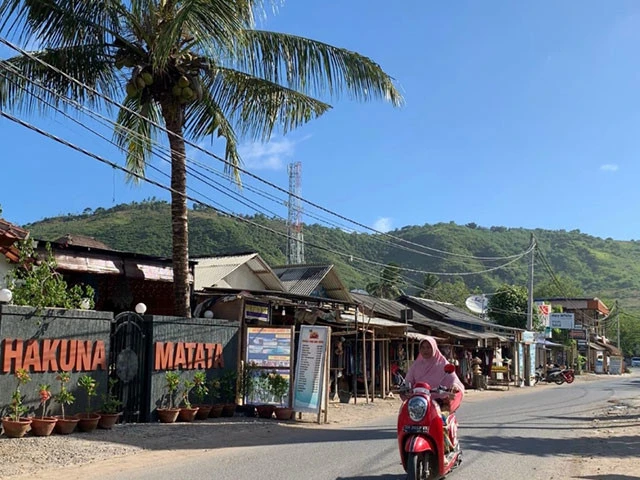 クタの町中には小さな店や宿がまとまっている。地元民の足は原付