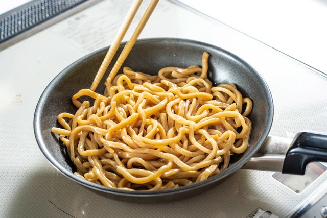 麺を焼いたり冷やしてみた結果!? 麺をフライパンで焼き、水気を飛ばして焦がすことで質感を近づけようとしたが、二郎のゴワゴワ感は再現ならず。しかし、味的にはニンニク風味の焼きそばのようになり、これはこれで大アリ!