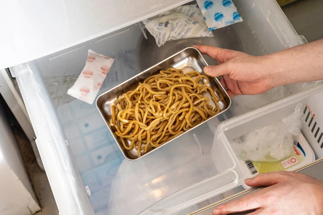 麺をいったん冷凍庫で凍らせ、硬くなった状態で食べることにも挑戦。しかし麺は柔らかく戻りスープはぬるくなってしまった。やはり一度伸びてしまった麺を再生させるのは厳しい