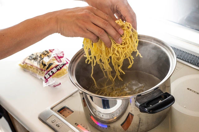 まさかの麺チェンジ! やはりゆでたての麺でなければ本気の二郎を再現することは不可能。「『山岸一雄』監修 つけ麺専用中華麺」を硬めにゆでることで、二郎麺のゴワゴワとした食感を再現した
