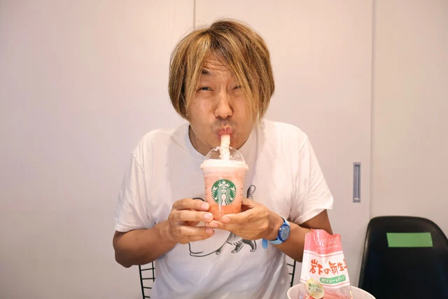 (5)飲む! ピーチ フラペチーノのクリーム部分に(2)で刻んだ新生姜をのせ、(3)のストローを突き立てれば完成。頑張って飲もう。飲みにくかったら早々に諦めて普通のストローで飲もう(笑)