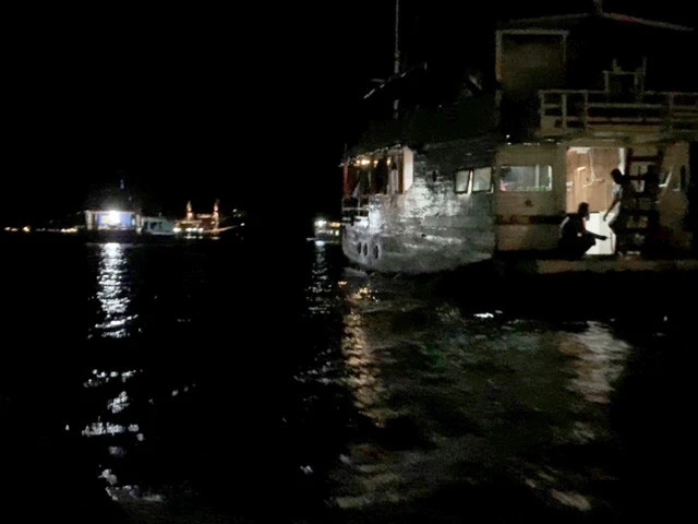 スピードボートに乗って船まで移動