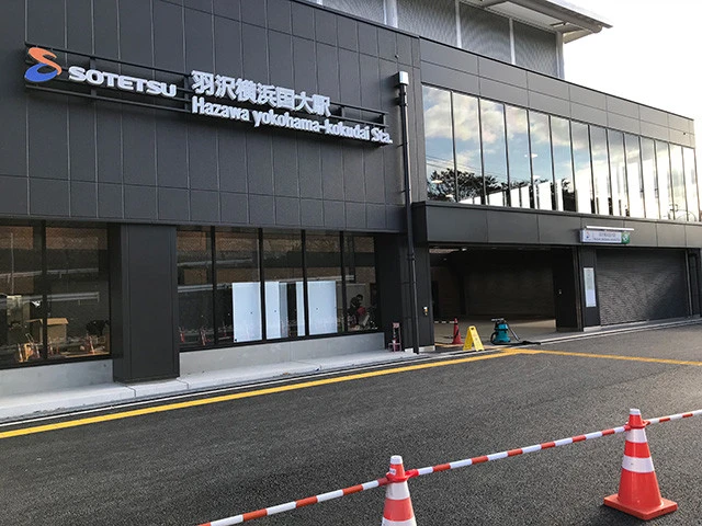 30日の開業目前にもかかわらず、絶賛工事中という状況の羽沢横浜国大駅。駅前には幹線道路である環状2号線が通り、車がひっきりなしに走っている