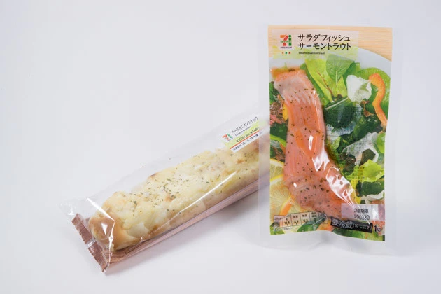 チーズオニオンパン＋サーモントラウト。ピザのトッピングのように、チーズオニオンパンにサーモントラウトをのせると少しリッチに