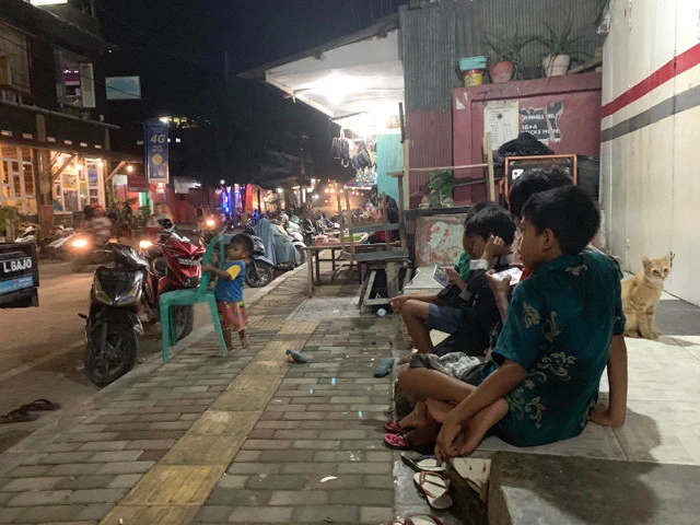 夜のメインストリートに出現する子供たち