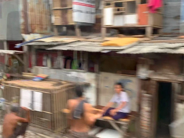 裸姿で線路沿いに座り込む人たちもいた