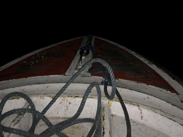 夜の海は真っ暗で、フラッシュたいてこの写真がやっと