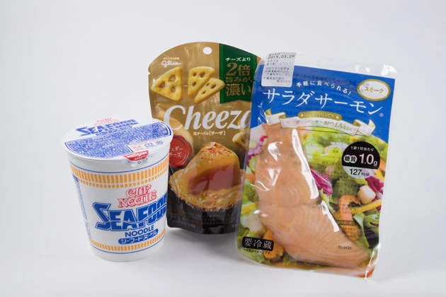 シーフードヌードル&チーズスナック菓子+サラダサーモン。スープにチーズの香りが広がり、そこにサーモンをプラスすると、三位一体、新感覚の味が完成!