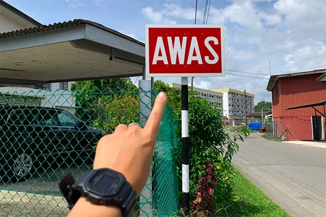 この辺りに宿があるはずなんだけど見つからない。AWASは「気をつけて!」