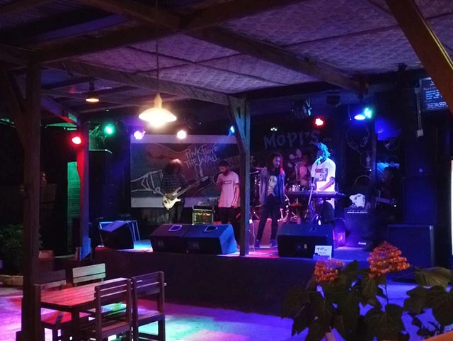 地元ミュージシャンたちのライブはボブマーリーの曲でした