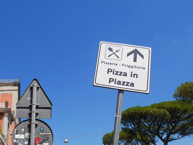 さすがナポリ。サインには「ピザは広場にある」と書かれている。