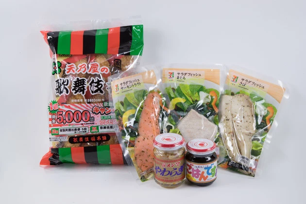 歌舞伎揚&のり佃煮、メンマ+サラダフィッシュ各種。クラッカーに食材をのせる要領で歌舞伎揚にフィッシュを。のりなどで味つけ!