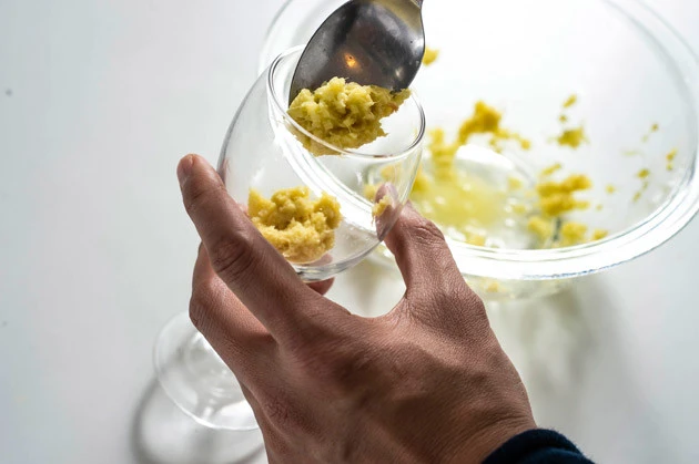 (2)入れる! グラスに好きなだけショウガを入れ、冷やしたジンジャーエールを注ぐ。今回はカレースプーン2杯ほど入れている。ショウガは底のほうに沈むので、しっかりとかき混ぜよう