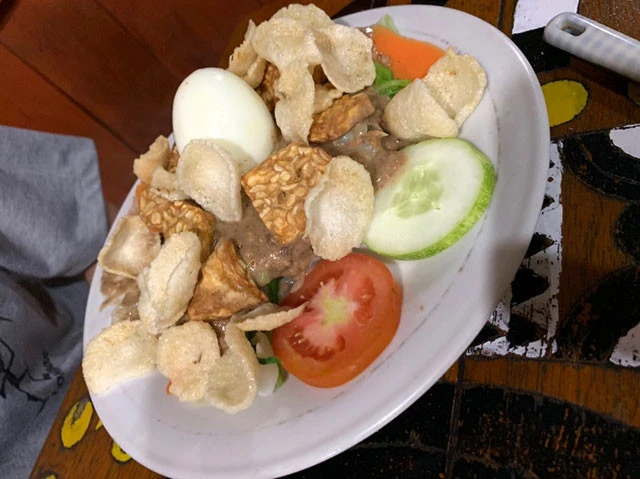 ガドガド。温野菜に甘辛いピーナッツソースをかけたインドネシア料理