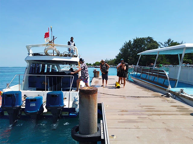 スピードボートでギリ・アイルに到着。いきなり海がキレイ！