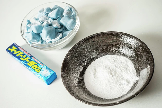 (3)粉末! 切り開いたガムの両側をボウルの上で軽く押すと中身の粉末をきれいに出すことができる。ひとつひとつから丁寧に取り出し、吹き飛ばさないよう気をつけながら集めよう