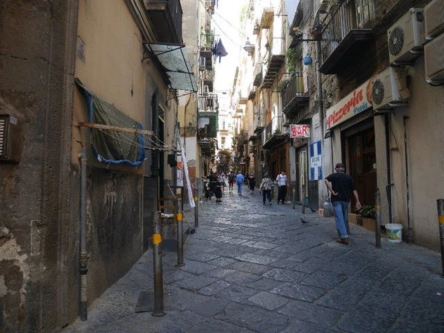 ちょっぴりコワイ裏路地に潜む老舗ピッツェリア