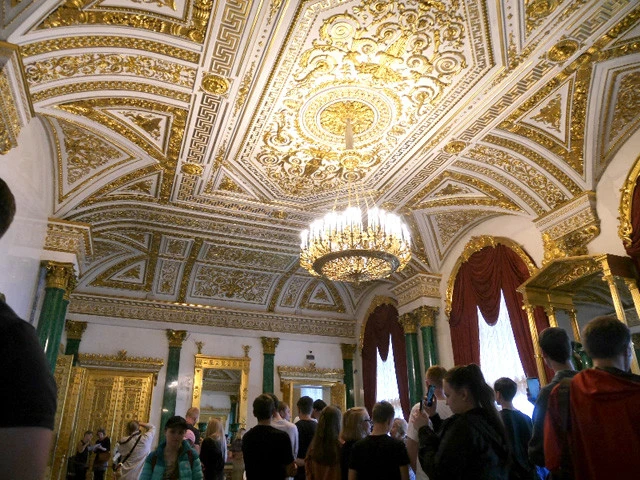 天井から床まで豪華絢爛な館内