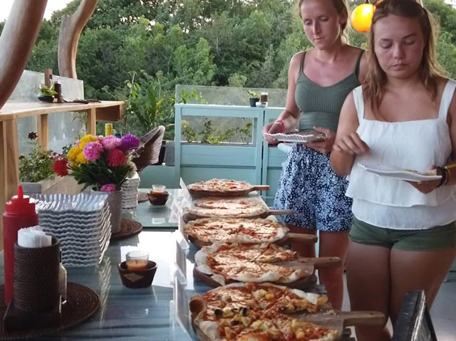 ９万ルピア（約７２０円）のピザの食べ放題に群がる女子たち