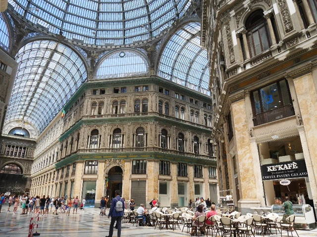 「ガッレリア・ウンベルト１世」で食後のコーヒーでも飲むか