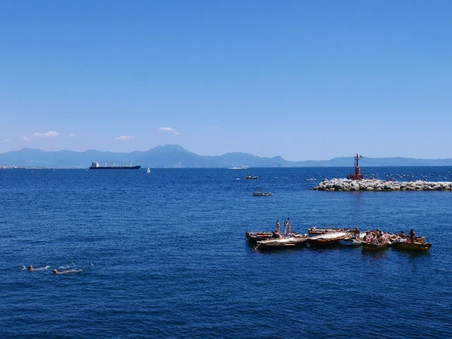 ボートやヨットで優雅に遊ぶセレブたち