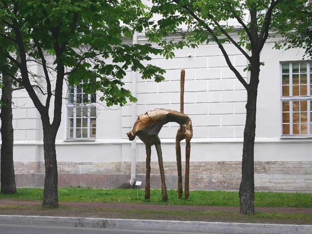 街中に突然あらわれた猫の銅像