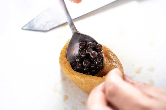 (4)入れる! パックリ開いた油あげにゆで終えたタピオカをたっぷりと詰め込めば完成。大胆にひと口で食べるもよし、ストローでタピオカを吸うもよし。タピオカの新たな可能性を感じよう