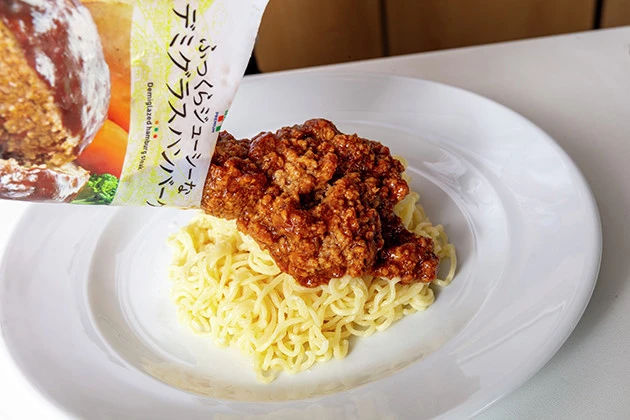 (3)かける! バターをなじませた麺を食器に盛りつけたら、その上から温めたハンバーグをかけよう。レンジで加熱した直後はやけどするほど熱くなっていることもあるので気をつけよう