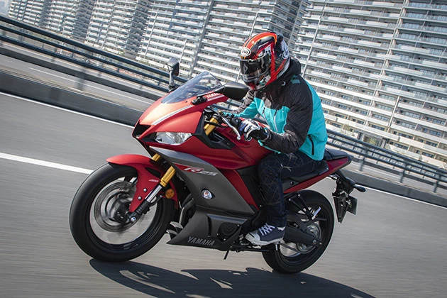 【第3位】ヤマハ YZF-R25 ABS 価格:65万4500円 アクセル全開で走りを満喫できる。この爽快感は250クラスならでは。複雑なレイヤー構造のカウルなど人気装備満載!