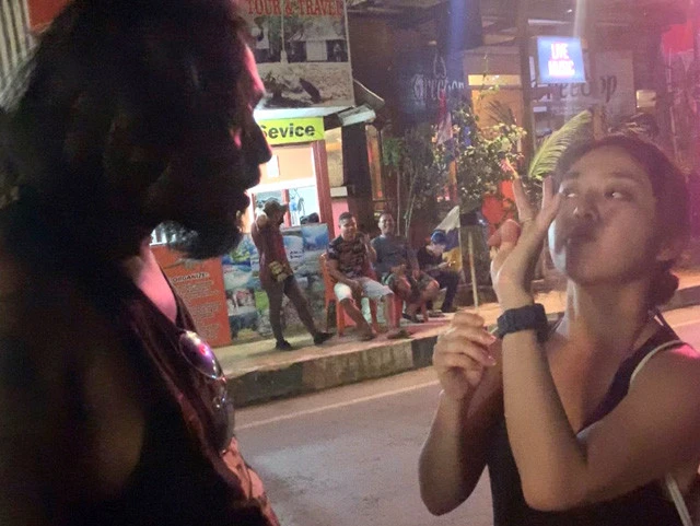 サロメがほっぺに入ってる私と、私の足に串を投げた男