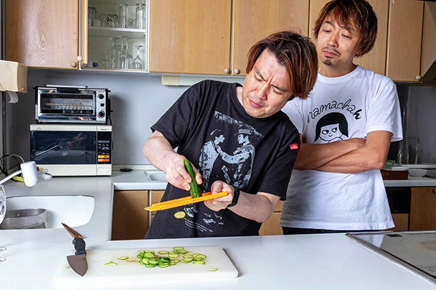 (1)スライス! 冷やしたキュウリをスライサーで薄くスライスする。包丁を使っても問題ないが、キュウリは薄ければ薄いほどよし。包丁さばきに自信のない人は迷わずスライサーを使うべし