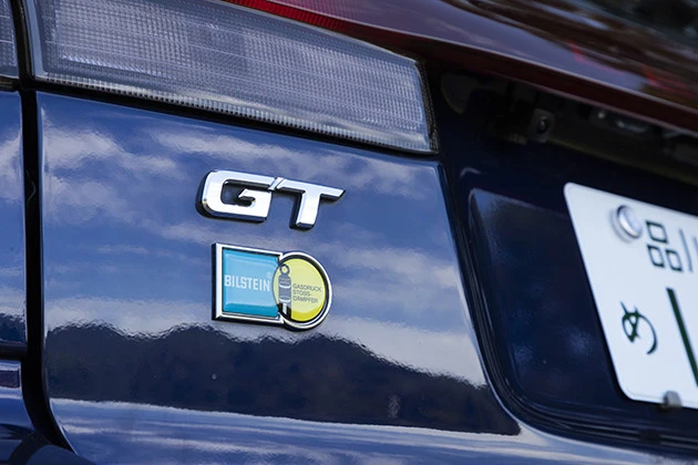 量産車としては例のない倒立式ストラットのビルシュタインダンパーで武装した