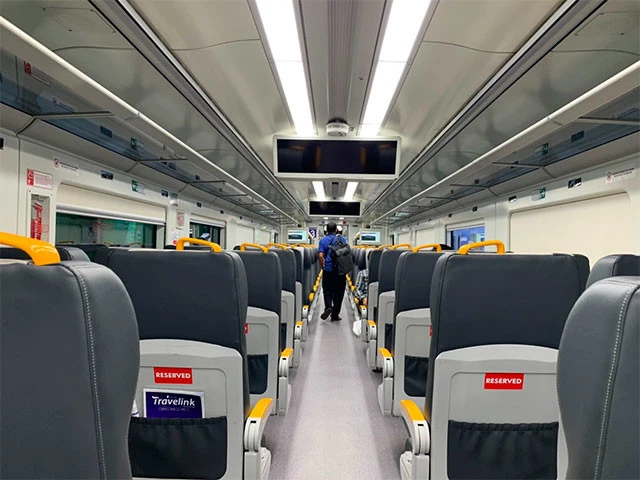 できたてで、とてもキレイな鉄道車内