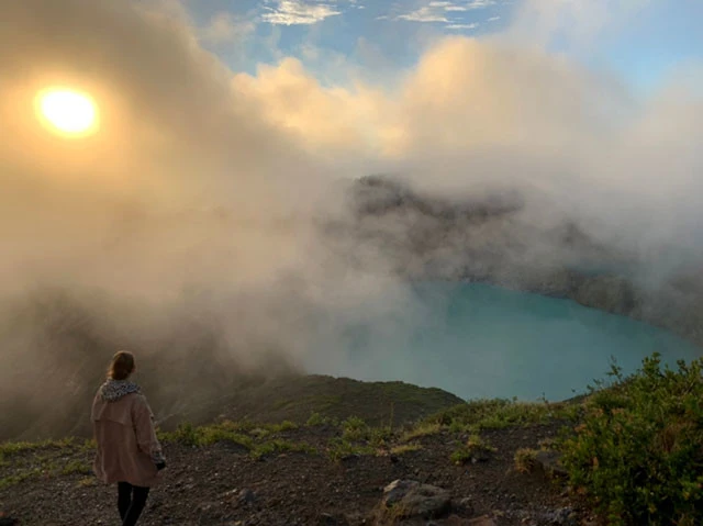 ターコイズ色の「若い男女の霊の行く湖」から魂が太陽に向かっているかのよう