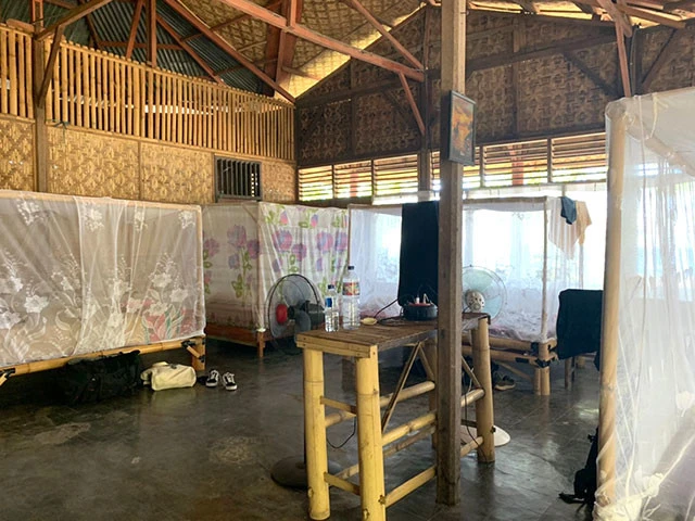 蚊帳のついたバンブーベッドが良い雰囲気。風通しが良く清潔感がありありがたい