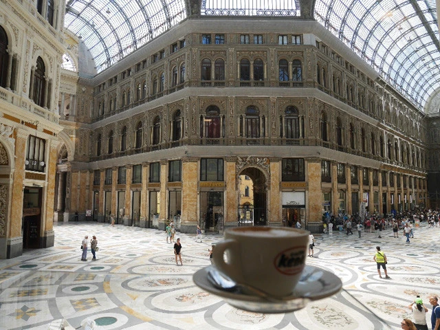「ガッレリア・ウンベルト１世」のアーケードを眺めながらコーヒーをいただく。浮いてるみたいに撮れたラテ