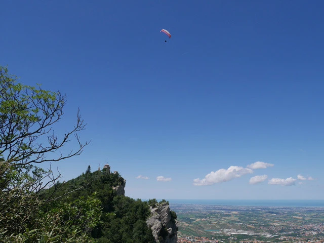 あまりにも優雅に空を舞うパラグライダー