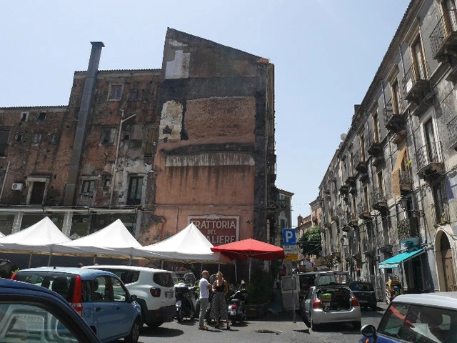 左の建物が馬肉レストラン