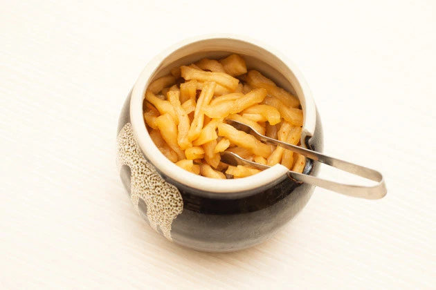 カウンターに置かれている割干大根漬。おいしいと評判で、しかも無料なのがうれしい