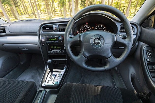 スピードメーターとタコメーターをツヤ消し加工。視認性を向上させた