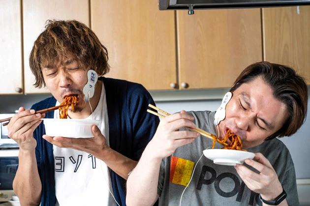 （５）低周波！　味覚以外からもシビれをトッピングするため、低周波治療器を顔に装着し電気を流しながら食べる！　しかしこれはあまりにも危険なことが判明。絶対まねしてはいけない！