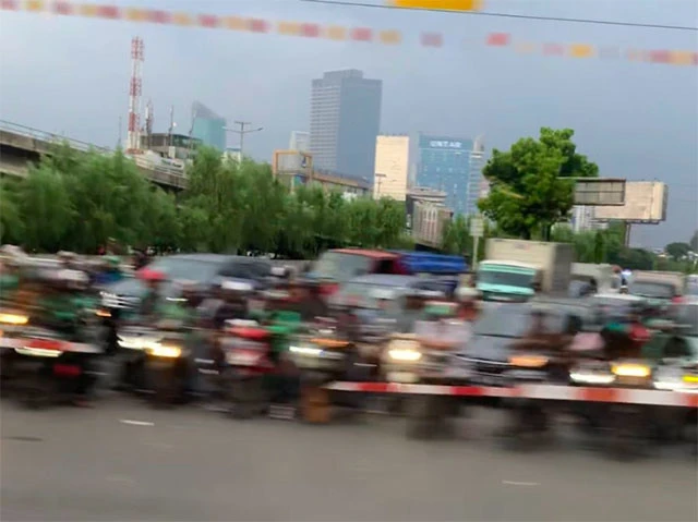 ジャカルタの空港鉄道の車窓から見えた交通渋滞。奥には高層ビルが見える